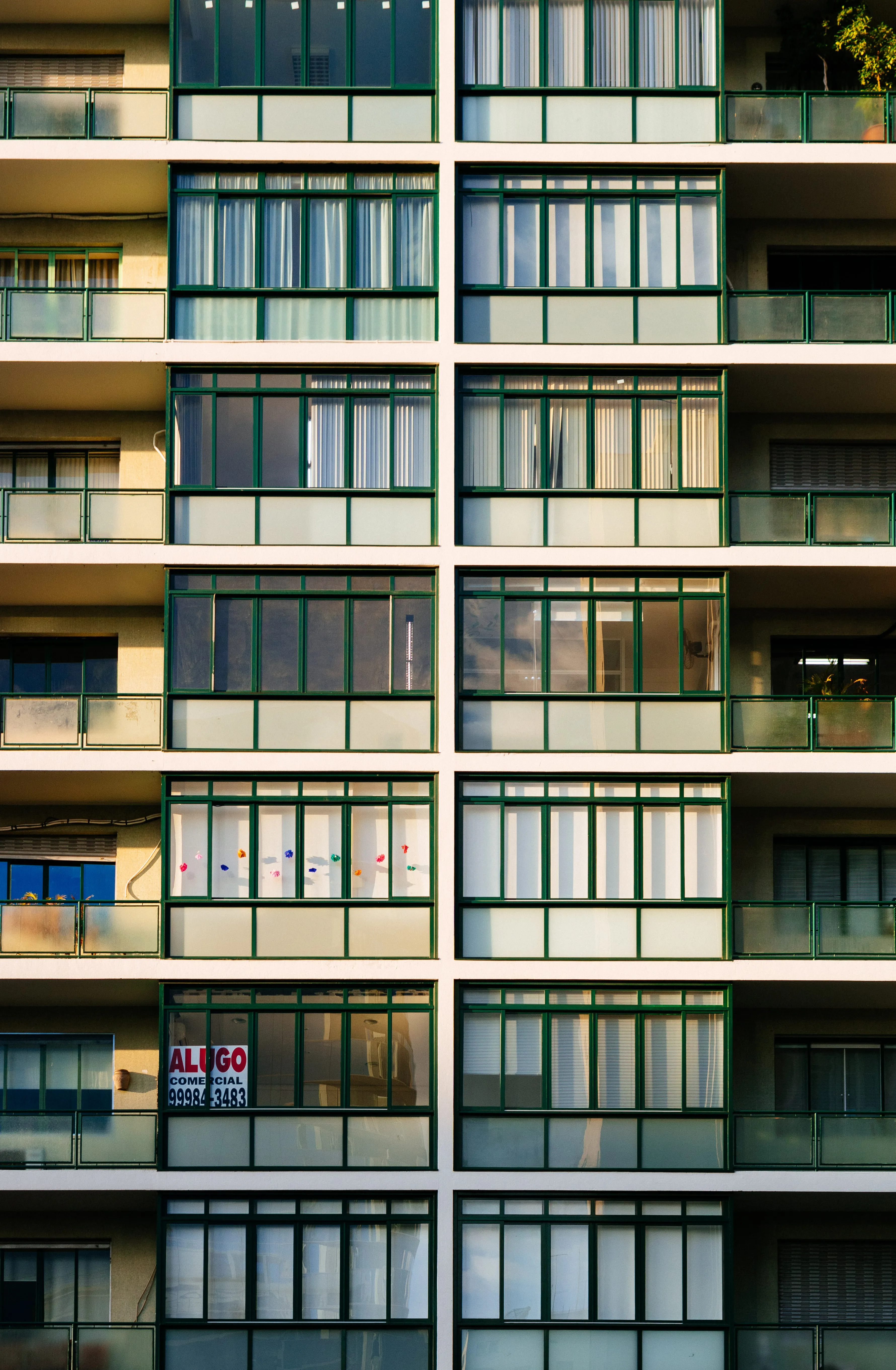 Balkonlu ve cam pencereli modern bir apartman cephesi