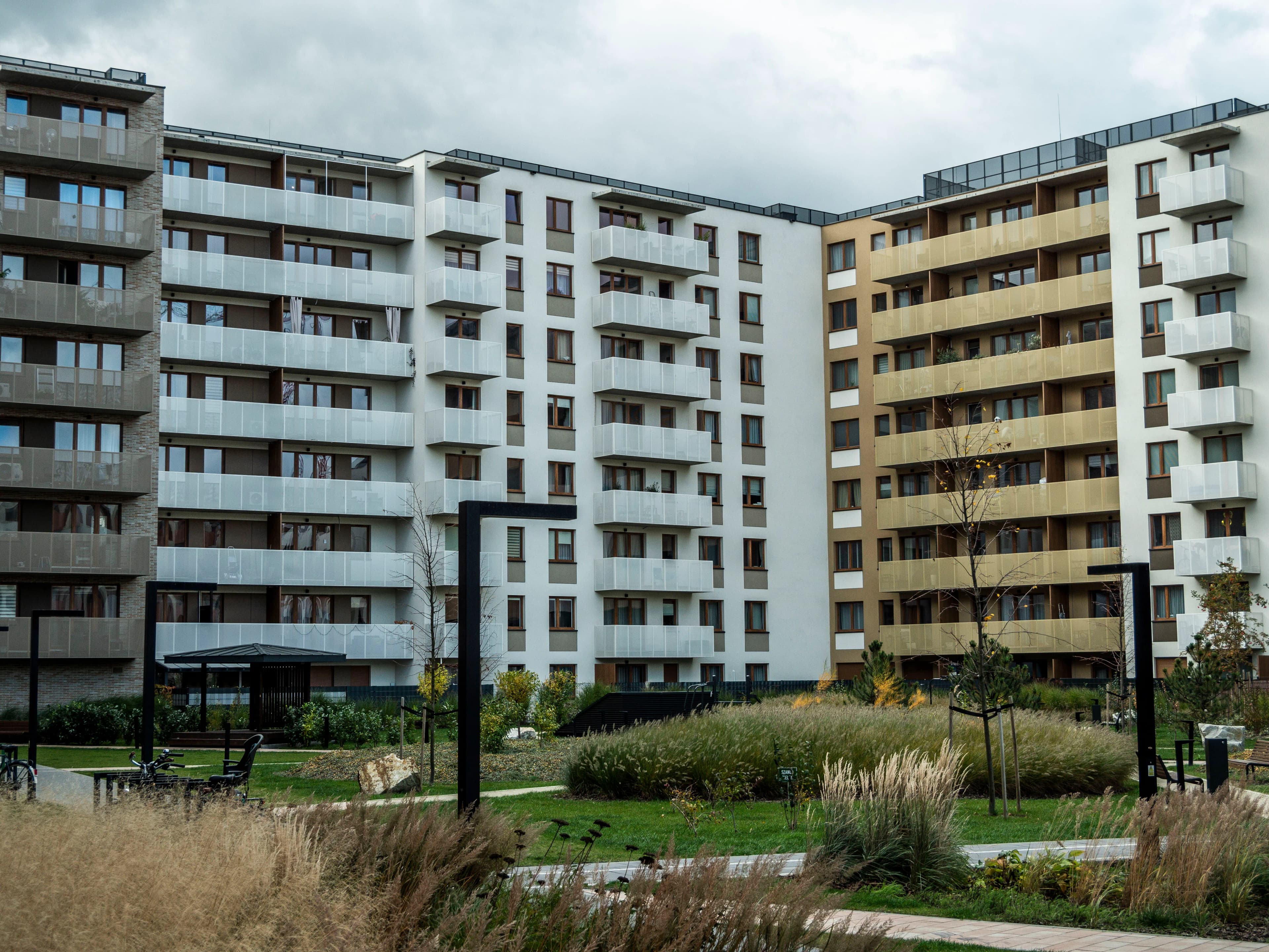 Çevresi yeşillendirilmiş modern bir apartman bloğu