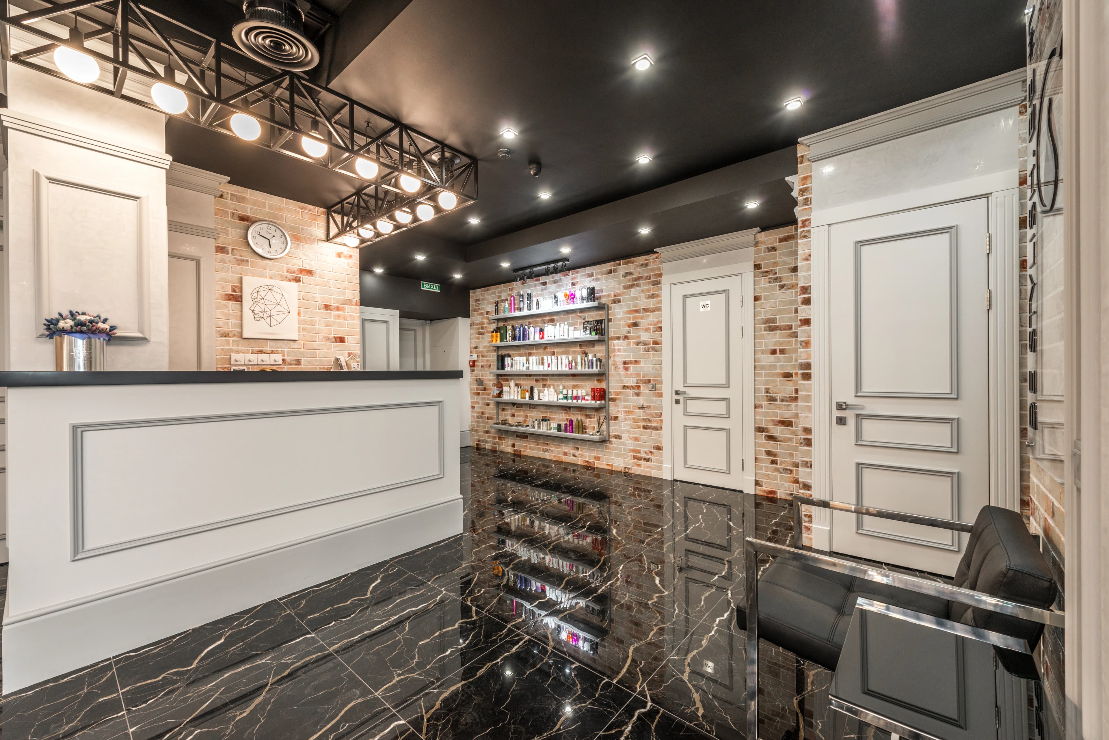 Çiçeklerle süslenmiş beyaz bir salon karşılama bankosu