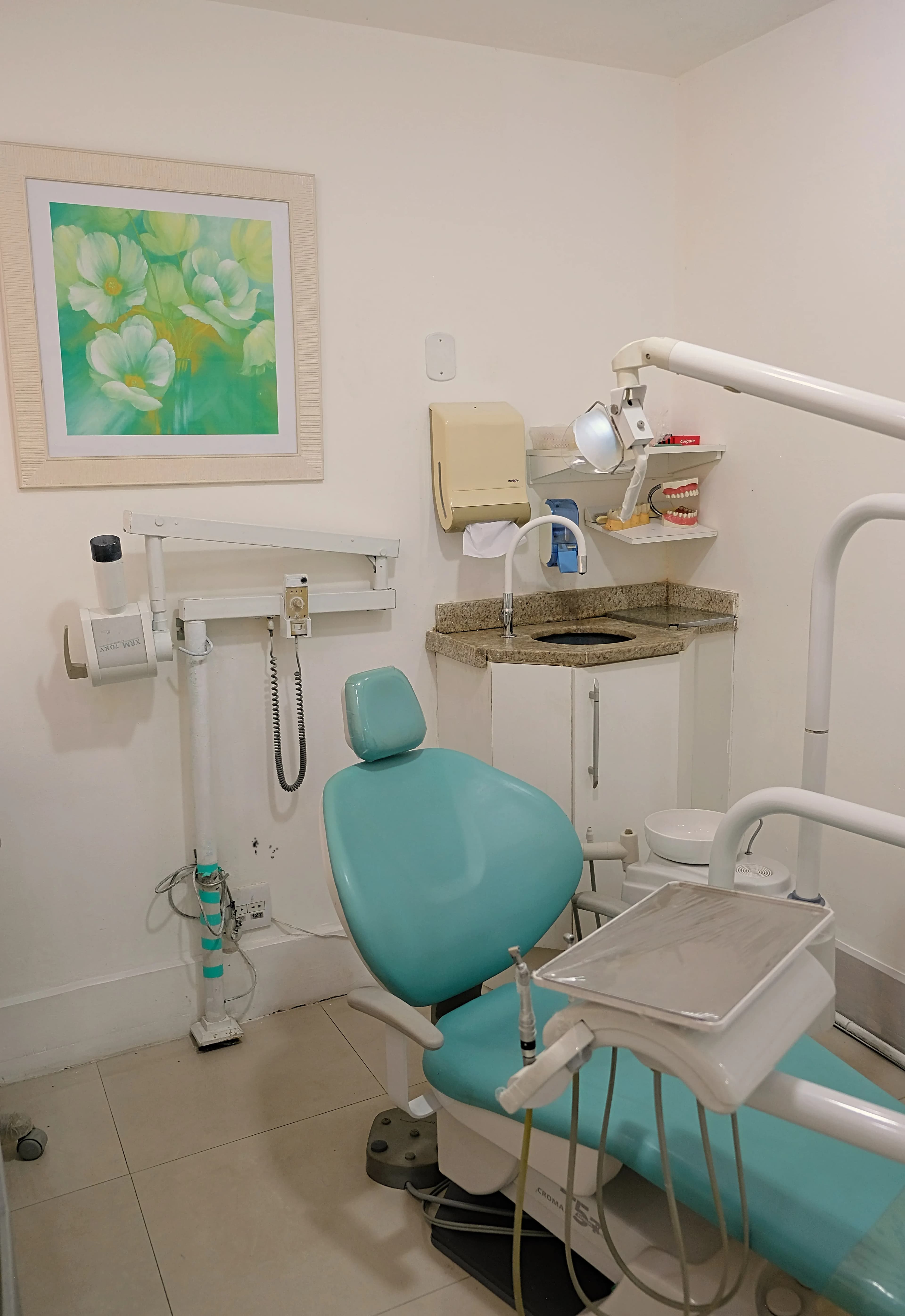 Diş hekimi muayenehanesinde dental koltuk ve ekipman