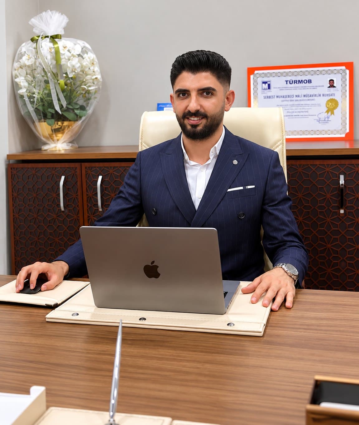 Tolga Candemir, ofisinde masasının başında